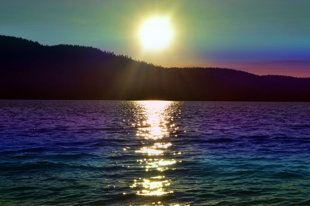 Un lever de soleil rflétant dans le lac