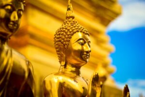 statue moine boudhiste en or