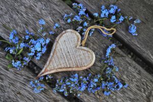 Un coeur avec de petites fleurs bleues