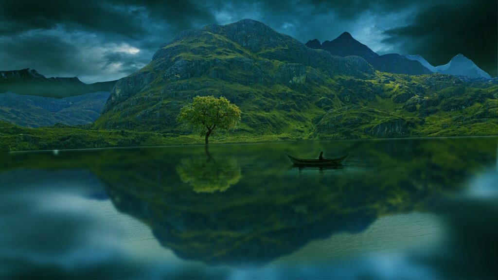 lac reflétant la colline et un arbre