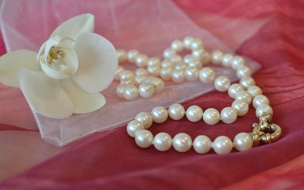 collier de perles sur un carré de soie rouge