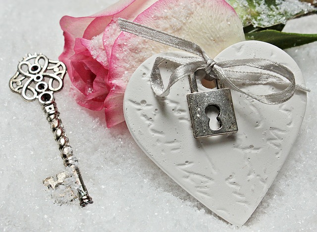coeur avec une rose et une clé