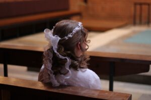 Une enfant assise à l'église