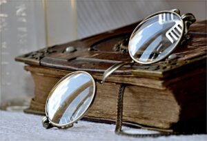 lunettes et livre sacré